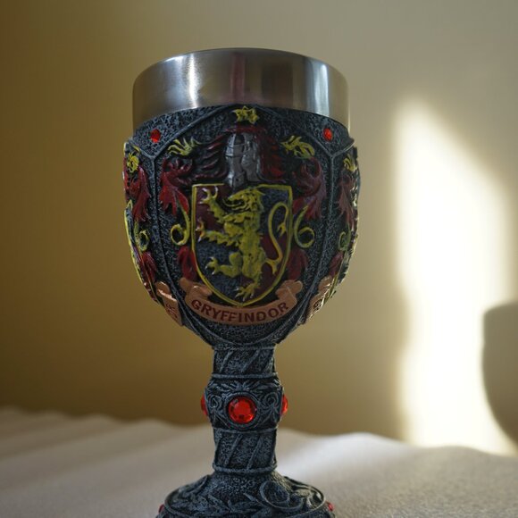 Enesco Harry Potter 6005058 Gryffindor Decorative Goblet "Figurine" - Picture 7 of 10